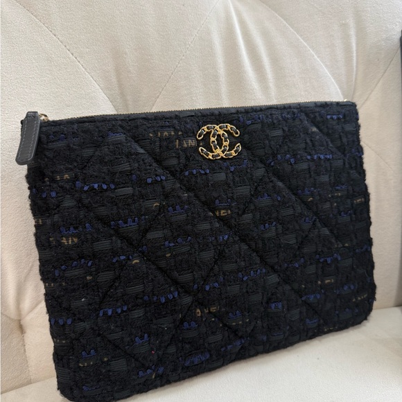 Chanel 19 Tweed O-case Clutch - Picture 2 of 11